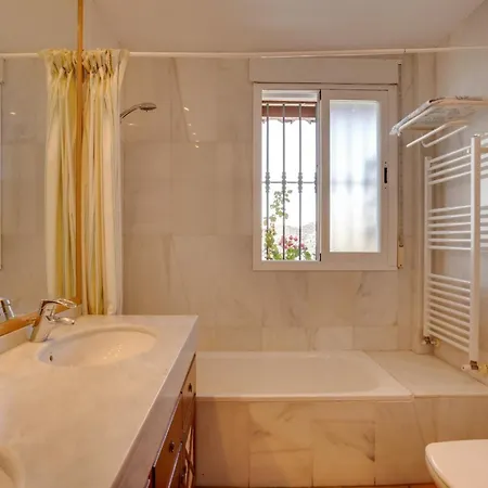 Casa Tradicional Con Bonito Jardin *