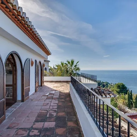 Casa Tradicional Con Bonito Jardin