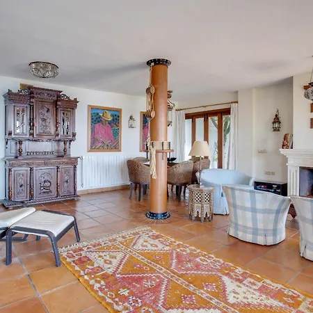 Casa Tradicional Con Bonito Jardin *