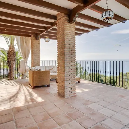 Casa Tradicional Con Bonito Jardin